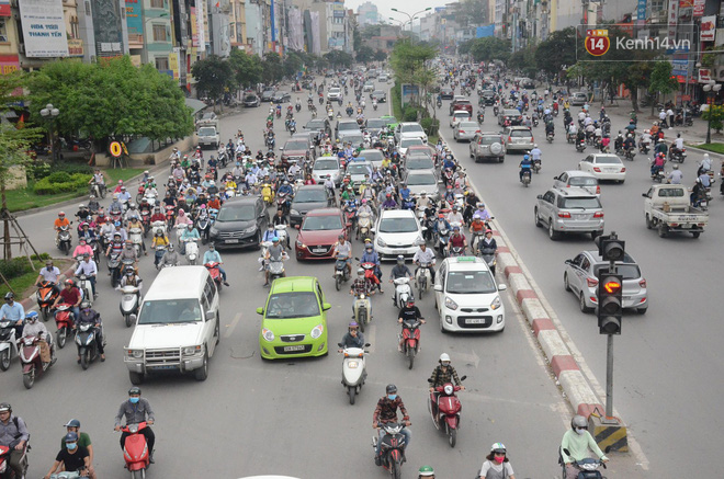 Đường phố Hà Nội tắc nghẽn, hàng ngàn phương tiện bủa vây nhau trong ngày đầu người dân đi làm sau kỳ nghĩ lễ Đường phố Hà Nội tắc nghẽn, hàng ngàn phương tiện bủa vây nhau trong ngày đầu người dân đi làm sau kỳ nghĩ lễ